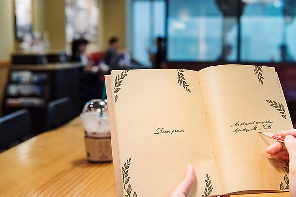 PSD 편집이미지 손 실루엣 커피 캘리그라피 탁자 나뭇잎 들기 여러명 글자캘리그라피 아웃포커스 신체부위 책 연필 카페 양손 목업 이미지편집 음료 가구 다수 잎 모션 학용품 촬영기법 사람 필기구 상점 파일형식