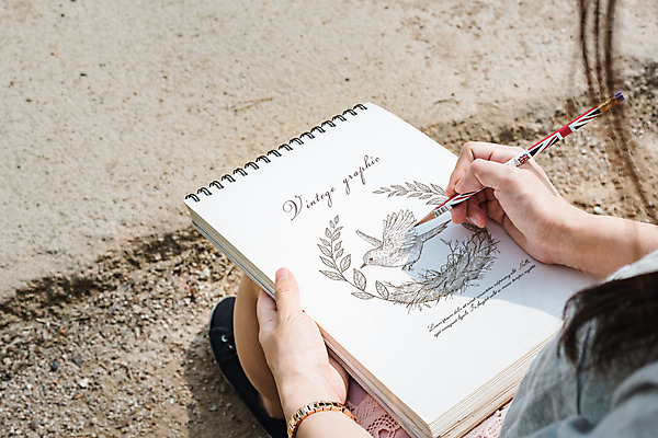 PSD 편집이미지 손 여자 캘리그라피 조류 나뭇잎 한명 들기 성인 옆모습 신체부위 연필 공책 양손 하반신 스케치 드로잉 목업 성인여자한명만 이미지편집 동물 1 뷰포인트 잎 모션 문구용품 학용품 미술 사람 필기구 여자한명만 성인여자만 파일형식