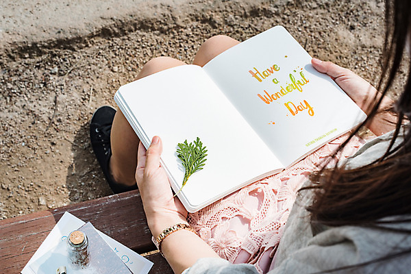 PSD 편집이미지 손 여자 벤치 캘리그라피 유리병 나뭇잎 한명 들기 앉기 성인 글자캘리그라피 옆모습 신체부위 양손 하반신 목업 성인여자한명만 이미지편집 1 뷰포인트 잎 의자 모션 병_용기 사람 여자한명만 성인여자만 파일형식
