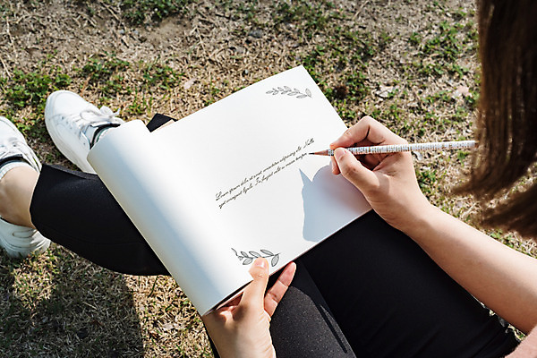 PSD 편집이미지 손 여자 캘리그라피 나뭇잎 한명 들기 잔디 성인 옆모습 신체부위 연필 양손 하반신 드로잉 목업 성인여자한명만 이미지편집 식물 1 뷰포인트 잎 모션 학용품 미술 사람 필기구 여자한명만 성인여자만 파일형식