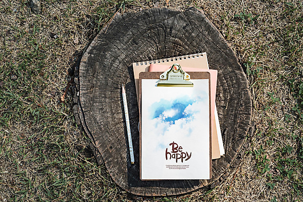 PSD 편집이미지 캘리그라피 하늘 잔디 사람없음 하이앵글 연필 공책 그림 드로잉 나무밑둥 목업 이미지편집 나무 식물 뷰포인트 문구용품 학용품 미술 필기구 파일형식