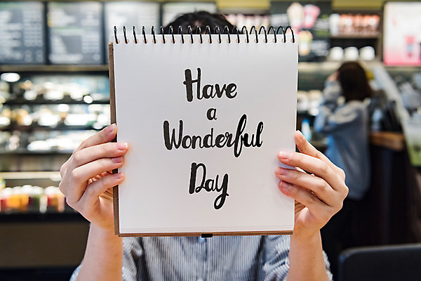 PSD 편집이미지 손 여자 캘리그라피 들기 상반신 성인 글자캘리그라피 두명 앞모습 아웃포커스 신체부위 공책 카페 양손 스케치북 스프링노트 얼굴가리기 목업 이미지편집 뷰포인트 모션 문구용품 학용품 촬영기법 사람 상점 가림 파일형식