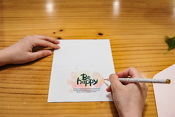 PSD 편집이미지 손 종이 캘리그라피 탁자 나뭇잎 들기 글자캘리그라피 아웃포커스 신체부위 펜 양손 편지지 목업 이미지편집 가구 잎 모션 촬영기법 사람 필기구 편지 파일형식