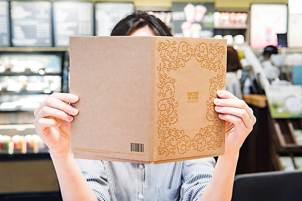 PSD 편집이미지 손 여자 표지 들기 상반신 성인 앞모습 신체부위 세명 공책 카페 양손 얼굴가리기 목업 이미지편집 뷰포인트 모션 문구용품 사람 상점 가림 파일형식