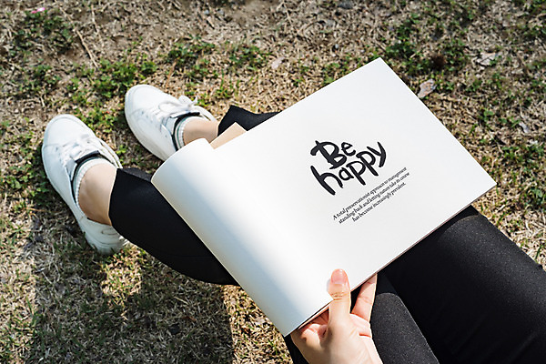 PSD 편집이미지 손 여자 캘리그라피 한손 한명 들기 잔디 성인 글자캘리그라피 신체부위 공책 하반신 목업 성인여자한명만 이미지편집 식물 1 모션 문구용품 사람 여자한명만 성인여자만 파일형식