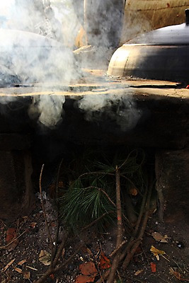 포토 JPG 주간 백그라운드 풍경 사람없음 야외 소나무 연기 가마솥 아궁이 국내포토 자연요소 나무 솥 파일형식