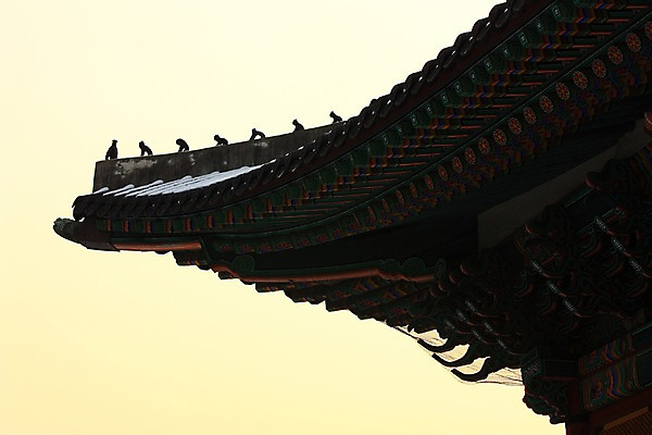 포토 JPG 주간 백그라운드 한국건축 한국 풍경 사람없음 야외 기와지붕 어처구니 국내포토 자연요소 건축 아시아 지붕 기와 파일형식