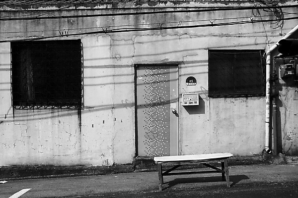 포토 JPG 백그라운드 벤치 거리 주택 흑백 거리풍경 풍경 사람없음 야외 현관문 국내포토 의자 촬영기법 건물 문 파일형식