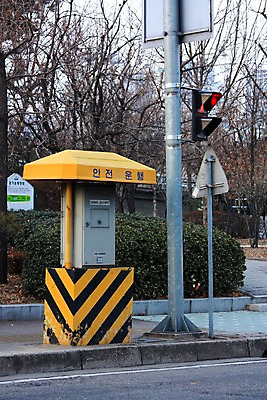 포토 JPG 주간 백그라운드 거리 거리풍경 풍경 사람없음 야외 표지판 신호등 국내포토 자연요소 알림판 파일형식