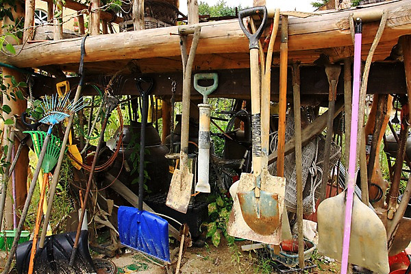 포토 JPG 주간 백그라운드 풍경 사람없음 야외 농기구 빗자루 삽 국내포토 자연요소 농업 청소도구 파일형식