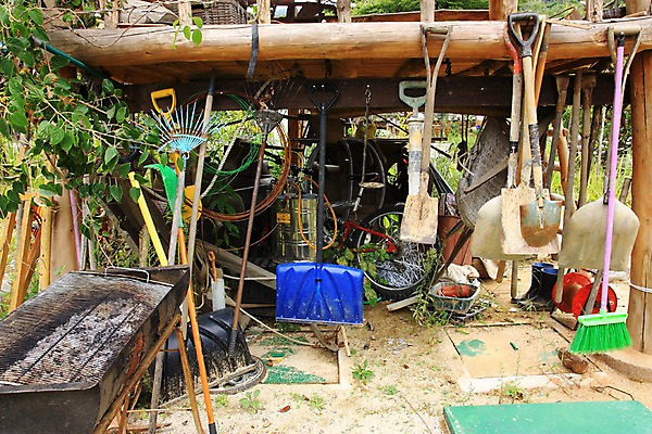 포토 JPG 주간 백그라운드 풍경 사람없음 야외 농기구 빗자루 삽 국내포토 자연요소 농업 청소도구 파일형식