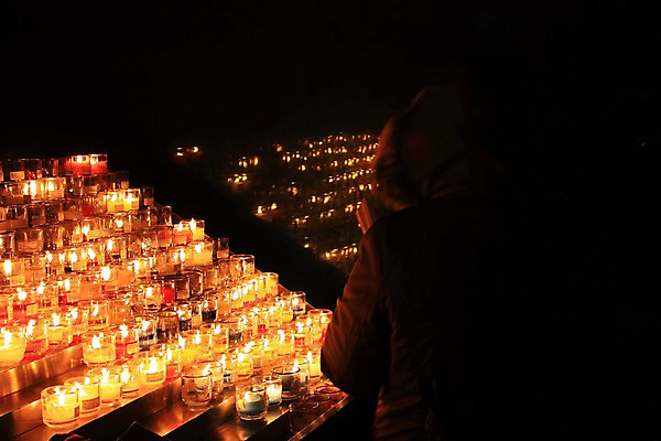 포토 JPG 실루엣 백그라운드 촛불 실내 한명 뒷모습 계단 여러개 국내포토 1 뷰포인트 다수 초 촬영기법 사람 내부 파일형식