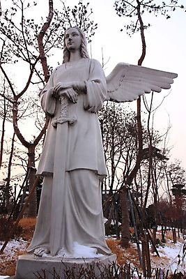 포토 JPG 주간 나무 백그라운드 날개 천사 풍경 사람없음 야외 도시풍경 동상 칼 국내포토 자연요소 식물 조형물 도시 기념물 파일형식