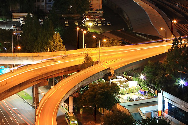 포토 JPG 나무 야경 자동차 한국 빌딩 사람없음 야외 도시 고가도로 국내포토 식물 아시아 육상교통 건물 고속도로 야간 파일형식 풍경_경치