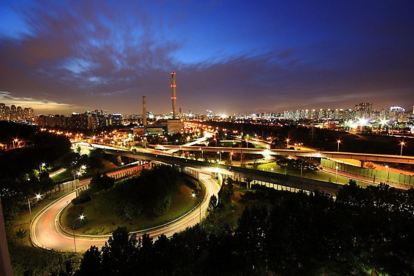 포토 JPG 나무 구름 도로 야경 하늘 한국 빌딩 사람없음 야외 도시 고가도로 도심 국내포토 자연요소 식물 아시아 길 교통시설 건물 고속도로 야간 파일형식 풍경_경치