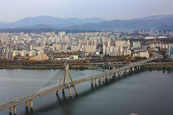 포토 JPG 주간 자동차 산 한국 풍경 빌딩 사람없음 야외 강 도시 도심 한강 가교 국내포토 자연요소 건축물 아시아 육상교통 서울 건물 랜드마크 파일형식