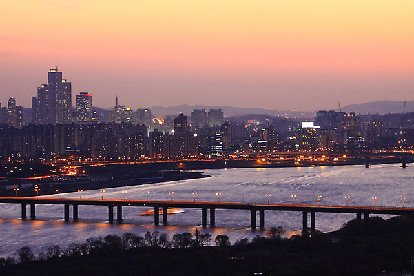 포토 JPG 야경 하늘 한국 빌딩 사람없음 야외 강 일몰 도시 도심 한강 가교 국내포토 건축물 아시아 서울 건물 노을 야간 랜드마크 파일형식 풍경_경치