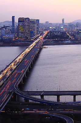 포토 JPG 주간 도로 모션 자동차 하늘 한국 풍경 빌딩 사람없음 야외 강 일몰 도시 도심 한강 가교 국내포토 자연요소 건축물 아시아 길 육상교통 교통시설 서울 건물 노을 랜드마크 파일형식