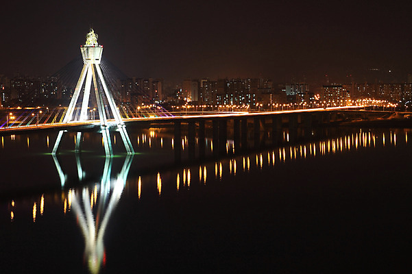 포토 JPG 야경 한국 물그림자 빌딩 사람없음 야외 강 도시 한강 가교 국내포토 건축물 아시아 서울 그림자 건물 야간 랜드마크 파일형식 풍경_경치