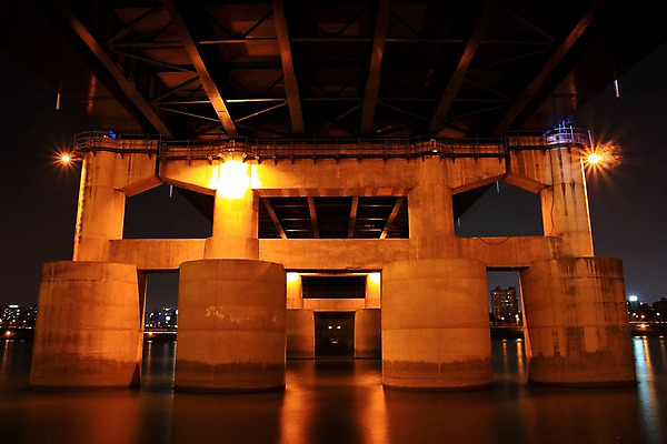 포토 JPG 야경 조명 한국 빌딩 사람없음 야외 강 도시 한강 다리밑 국내포토 아시아 서울 건물 다리_건축물 야간 아래 랜드마크 파일형식 풍경_경치