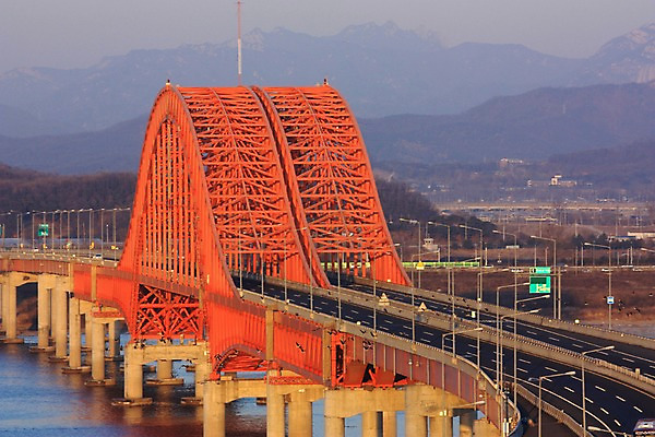 포토 JPG 주간 도로 산 한국 풍경 사람없음 야외 강 도시 한강 아치 방화대교 가교 국내포토 자연요소 건축물 아시아 길 교통시설 서울 다리_건축물 랜드마크 파일형식