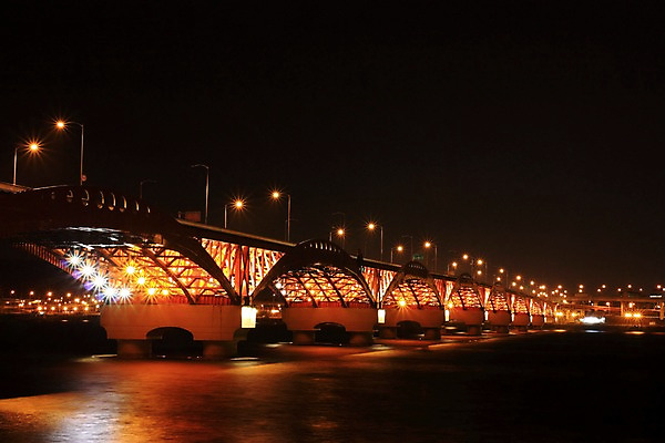 포토 JPG 야경 조명 한국 사람없음 야외 강 도시 한강 아치 가교 국내포토 건축물 아시아 서울 야간 랜드마크 파일형식 풍경_경치
