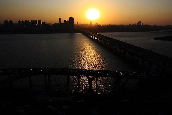 포토 JPG 실루엣 도로 야경 자동차 하늘 한국 빌딩 사람없음 야외 강 태양 일몰 도시 한강 가교 국내포토 자연요소 건축물 아시아 길 육상교통 교통시설 서울 촬영기법 건물 노을 야간 랜드마크 파일형식 풍경_경치