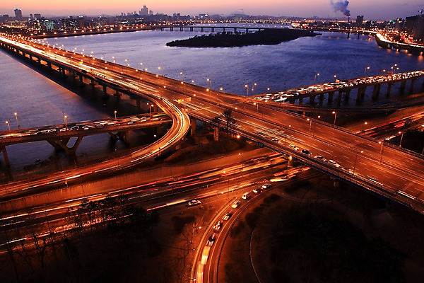 포토 JPG 도로 야경 자동차 한국 빌딩 사람없음 야외 강 도시 한강 가교 국내포토 건축물 아시아 길 육상교통 교통시설 서울 건물 야간 랜드마크 파일형식 풍경_경치