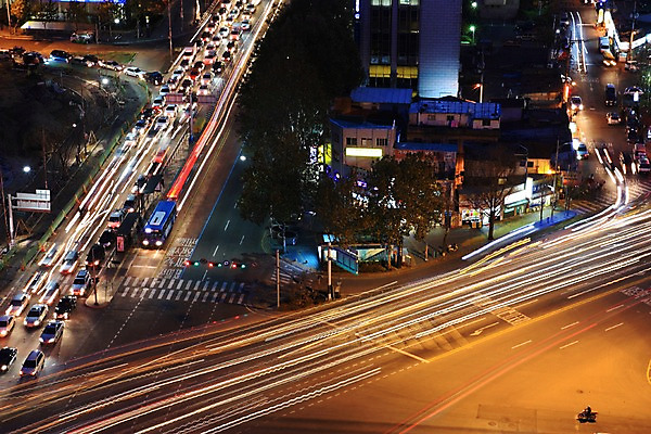 포토 JPG 도로 야경 모션 자동차 한국 빌딩 사람없음 야외 도시 국내포토 아시아 길 육상교통 교통시설 건물 야간 파일형식 풍경_경치