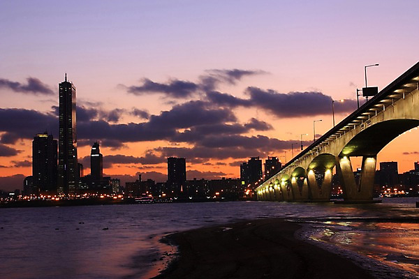 포토 JPG 구름 야경 하늘 한국 빌딩 사람없음 야외 강 일몰 도시 한강 63빌딩 가교 국내포토 자연요소 건축물 아시아 서울 건물 노을 야간 랜드마크 파일형식 풍경_경치