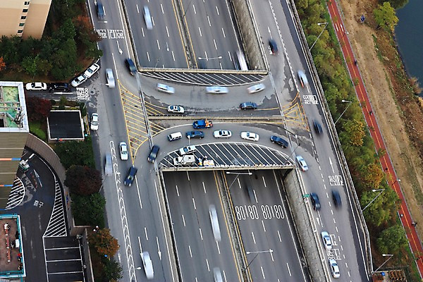 포토 JPG 주간 도로 자동차 한국 풍경 빌딩 사람없음 야외 도시 고가도로 국내포토 자연요소 아시아 길 육상교통 교통시설 건물 고속도로 파일형식