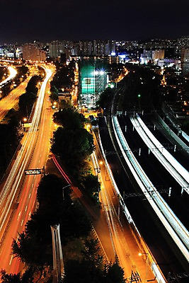 포토 JPG 나무 도로 야경 한국 빌딩 사람없음 야외 기찻길 도시 도심 국내포토 식물 아시아 길 교통시설 건물 야간 파일형식 풍경_경치
