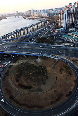 포토 JPG 주간 자동차 아파트 한국 풍경 빌딩 사람없음 야외 강 도시 도심 한강 가교 국내포토 자연요소 건축물 아시아 육상교통 주택 서울 건물 랜드마크 파일형식