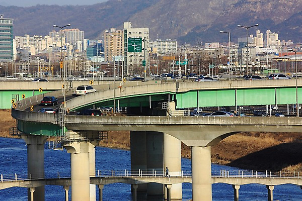 포토 JPG 주간 자동차 산 한국 한명 풍경 빌딩 야외 강 도시 보행자 한강 가교 국내포토 자연요소 1 건축물 아시아 육상교통 서울 사람 건물 랜드마크 파일형식