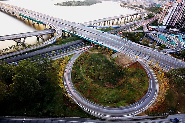 포토 JPG 주간 도로 아파트 한국 풍경 빌딩 사람없음 야외 강 도시 도심 한강 가교 국내포토 자연요소 건축물 아시아 길 교통시설 주택 서울 건물 랜드마크 파일형식