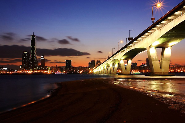 포토 JPG 구름 야경 하늘 한국 빌딩 사람없음 야외 강 일몰 도시 한강 가교 국내포토 자연요소 건축물 아시아 서울 건물 노을 야간 랜드마크 파일형식 풍경_경치