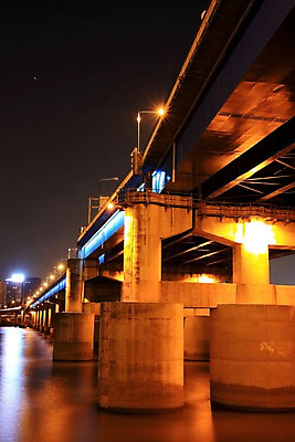 포토 JPG 야경 조명 한국 빌딩 사람없음 야외 강 도시 한강 다리밑 국내포토 아시아 서울 건물 다리_건축물 야간 아래 랜드마크 파일형식 풍경_경치