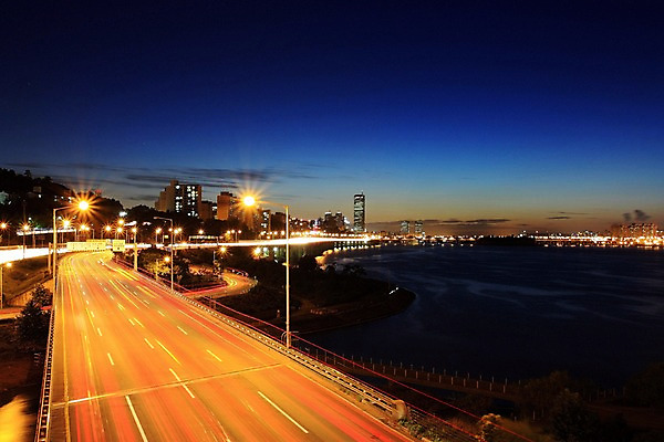 포토 JPG 도로 야경 하늘 한국 빌딩 사람없음 야외 일몰 도시 가교 국내포토 건축물 아시아 길 교통시설 건물 노을 야간 파일형식 풍경_경치