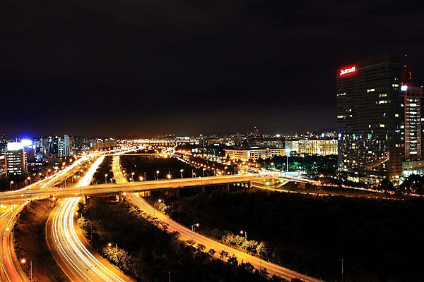 포토 JPG 도로 야경 한국 빌딩 사람없음 야외 도시 도심 가교 국내포토 건축물 아시아 길 교통시설 건물 야간 파일형식 풍경_경치