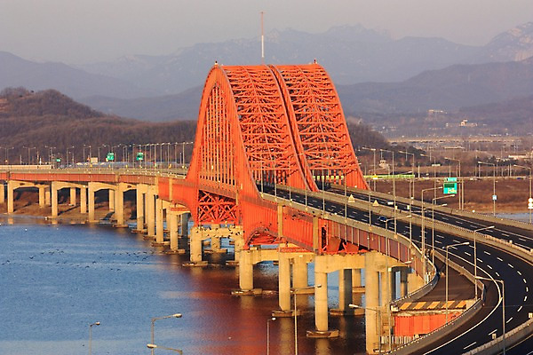 포토 JPG 주간 도로 산 한국 풍경 사람없음 야외 강 도시 한강 아치 방화대교 가교 국내포토 자연요소 건축물 아시아 길 교통시설 서울 다리_건축물 랜드마크 파일형식