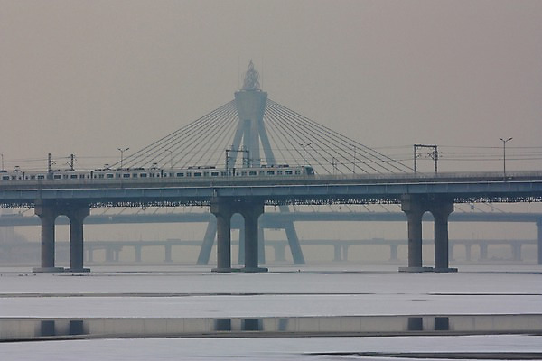 포토 JPG 주간 한국 풍경 사람없음 야외 강 도시 전철 한강 가교 국내포토 자연요소 건축물 아시아 육상교통 대중교통 서울 랜드마크 파일형식