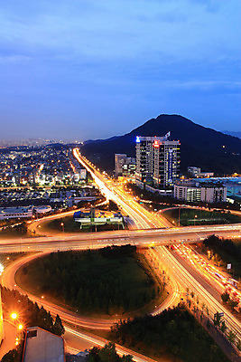 포토 JPG 구름 도로 야경 하늘 산 한국 빌딩 사람없음 야외 도시 국내포토 자연요소 아시아 길 교통시설 건물 야간 파일형식 풍경_경치