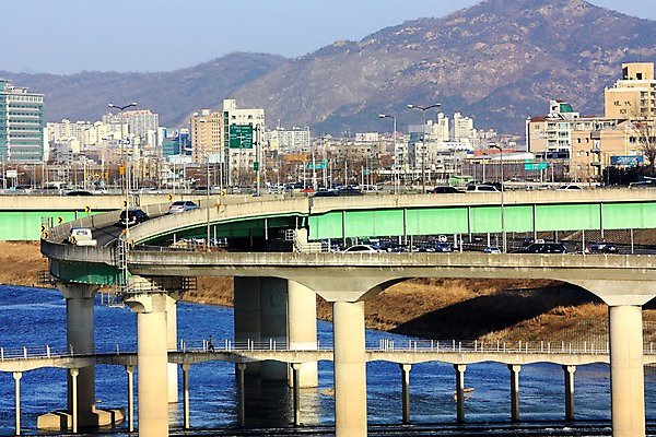 포토 JPG 주간 자동차 산 한국 풍경 빌딩 사람없음 야외 강 도시 한강 가교 국내포토 자연요소 건축물 아시아 육상교통 서울 건물 랜드마크 파일형식