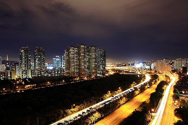포토 JPG 구름 도로 야경 하늘 한국 빌딩 사람없음 야외 도시 도심 국내포토 자연요소 아시아 길 교통시설 건물 야간 파일형식 풍경_경치