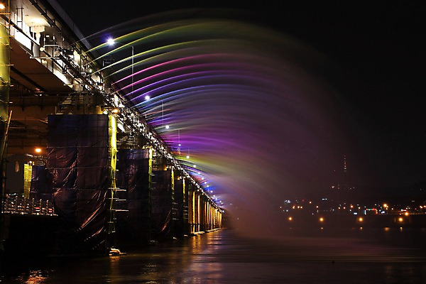 포토 JPG 야경 한국 사람없음 야외 강 도시 분수 한강 반포대교 가교 국내포토 건축물 아시아 서울 다리_건축물 야간 랜드마크 파일형식 풍경_경치