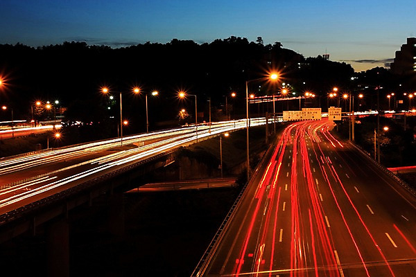 포토 JPG 도로 야경 가로등 모션 산 한국 사람없음 야외 도시 고가도로 가교 국내포토 건축물 공공시설 아시아 길 교통시설 고속도로 야간 파일형식 풍경_경치