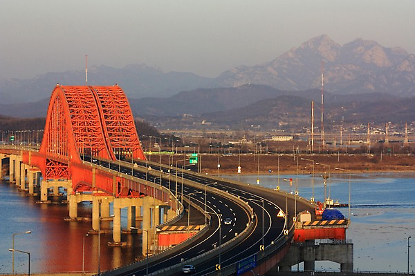 포토 JPG 주간 도로 자동차 산 한국 풍경 사람없음 야외 강 도시 한강 아치 방화대교 가교 국내포토 자연요소 건축물 아시아 길 육상교통 교통시설 서울 다리_건축물 랜드마크 파일형식