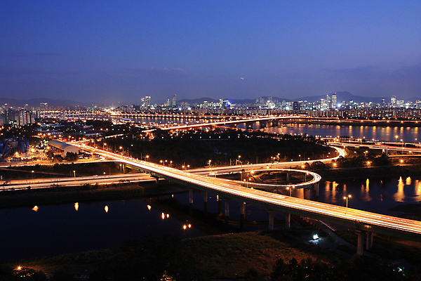 포토 JPG 도로 야경 하늘 한국 빌딩 사람없음 야외 강 도시 도심 한강 가교 국내포토 건축물 아시아 길 교통시설 서울 건물 야간 랜드마크 파일형식 풍경_경치