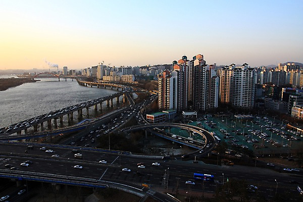포토 JPG 야경 자동차 하늘 아파트 한국 빌딩 사람없음 야외 강 일몰 도시 도심 한강 주차장 가교 국내포토 건축물 아시아 육상교통 주택 서울 건물 노을 야간 랜드마크 파일형식 풍경_경치