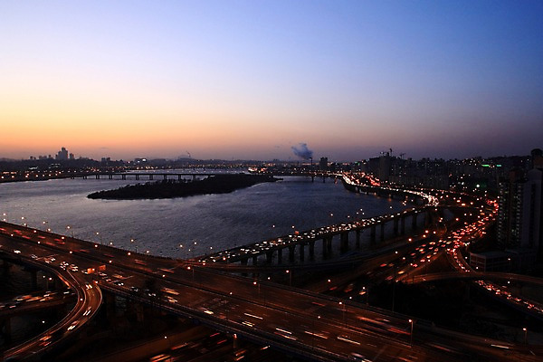 포토 JPG 야경 자동차 하늘 한국 빌딩 사람없음 야외 강 일몰 도시 도심 한강 가교 국내포토 건축물 아시아 육상교통 서울 건물 노을 야간 랜드마크 파일형식 풍경_경치